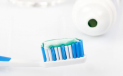 牙膏挤太多或致口腔癌？关于刷牙的4大误区