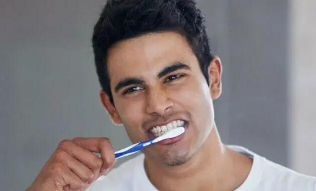 每天按时刷牙，口腔却不健康？刷牙方式要注意！
